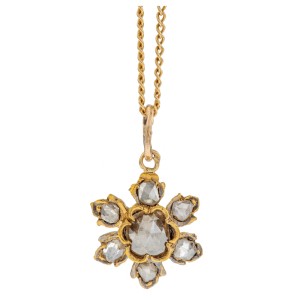 Wisior z motywem floralnym z łańcuszkiem